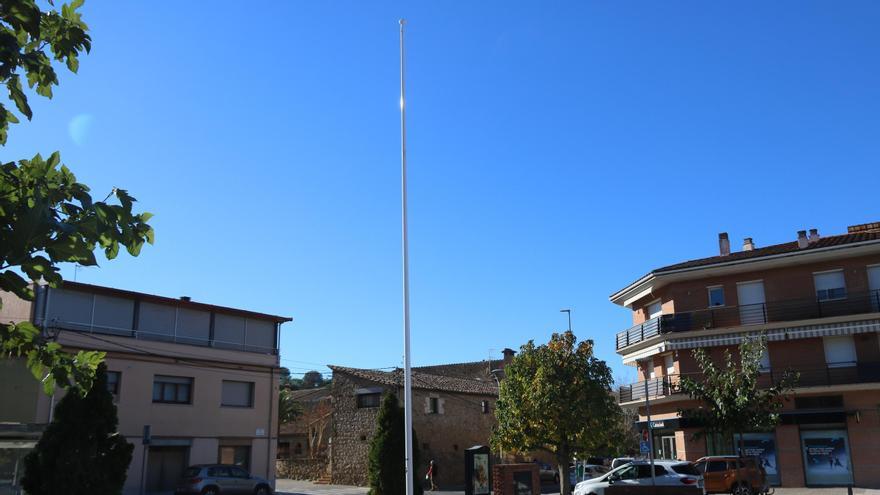 Roben per quarta vegada l&#039;estelada penjada a la plaça de l&#039;Estació de Flaçà