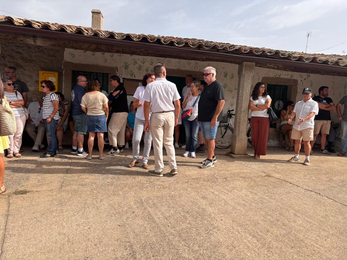 GALERÍA |  La plataforma "Sayago Renace" da sus primeros pasos tras el incendio