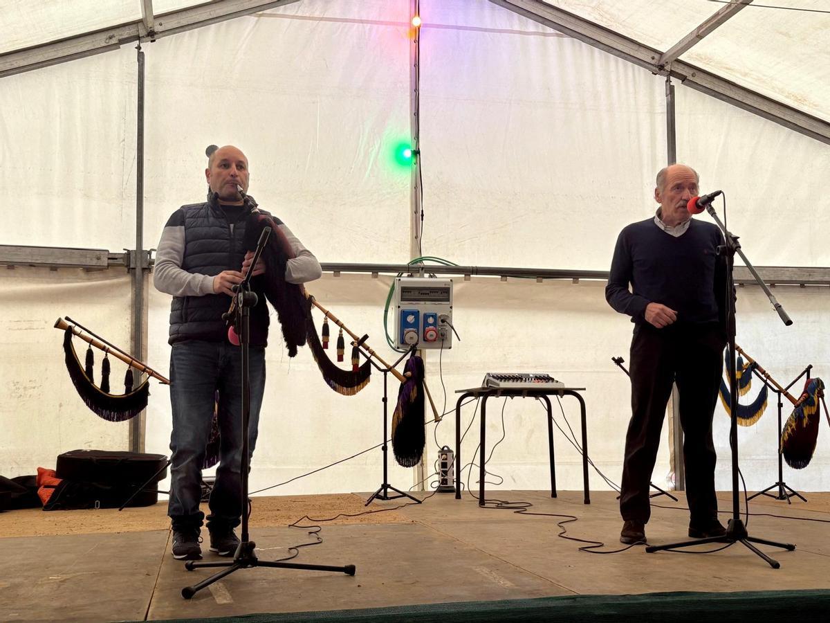 Juan José Martínez durante su actuación en el parque de La Laguna, en El Entrego