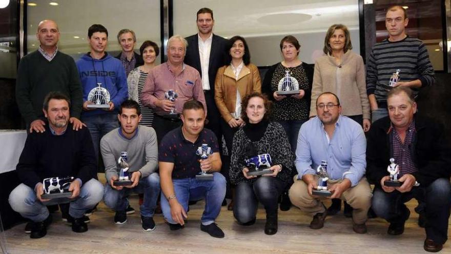 Los diez ganaderos premiados con la conselleira de Medio Rural, los alcaldes, la edil Anxos Pais y José Rodríguez de Africor. // Bernabé / J. Lalín