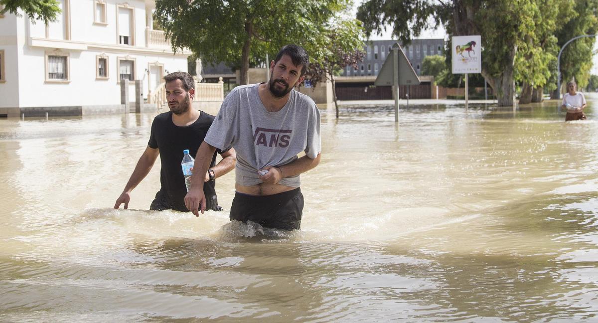 Vecinos de Dolores avanzan por las calles del casco urbano con el agua por la cintura en septiembre de 2019