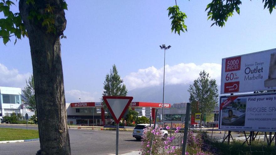 Un tramo de la acera que conecta con la pasarela de San Pedro.