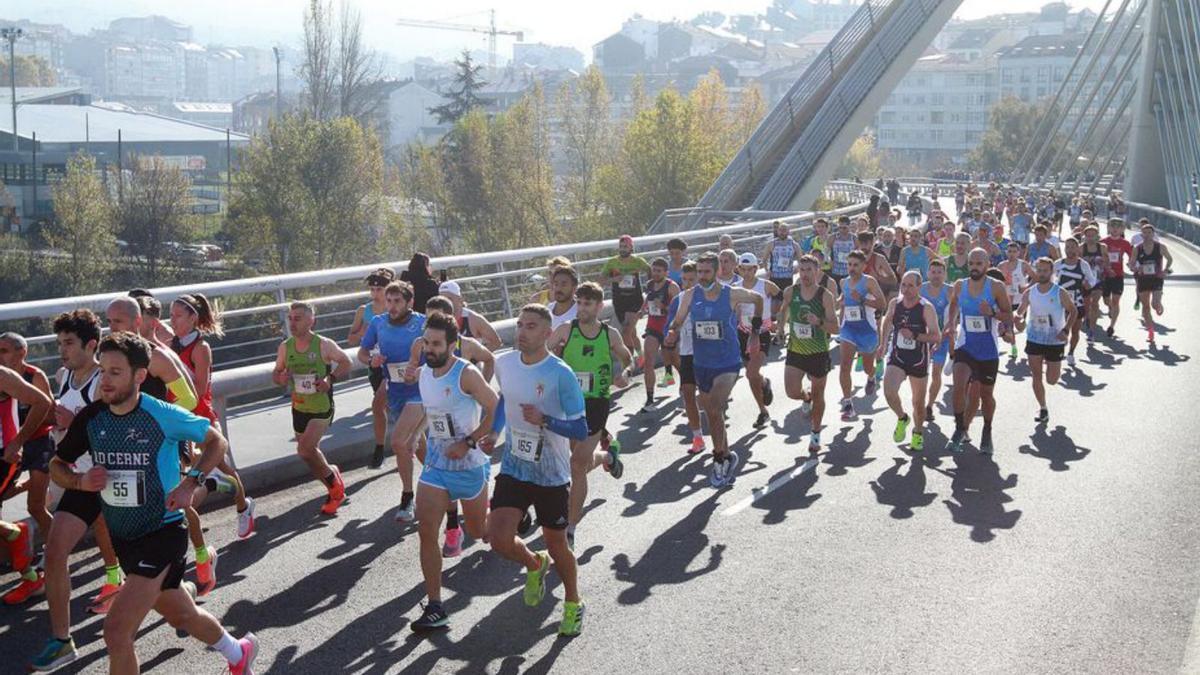 Los corredores, atravesando el Puente del Milenio en 2021. |  // I. OSORIO