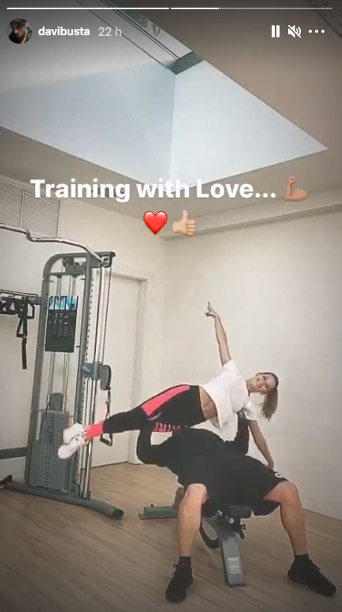 David Bustamante hace pesas levantando a Yana Olina