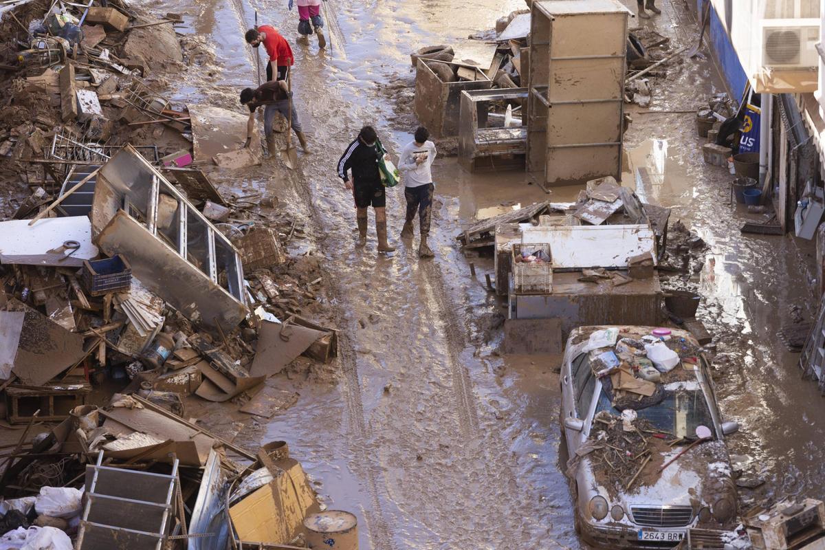 Calle Santa Ana en Paiporta, después de la barrancada, en una imagen de archivo.