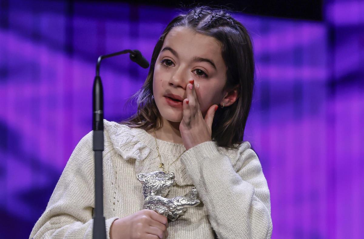 La joven actriz Sofía Otero se emociona al recoger el Oso de Plata de la Berlinale por su interpretación en "20.000 especies de abejas".