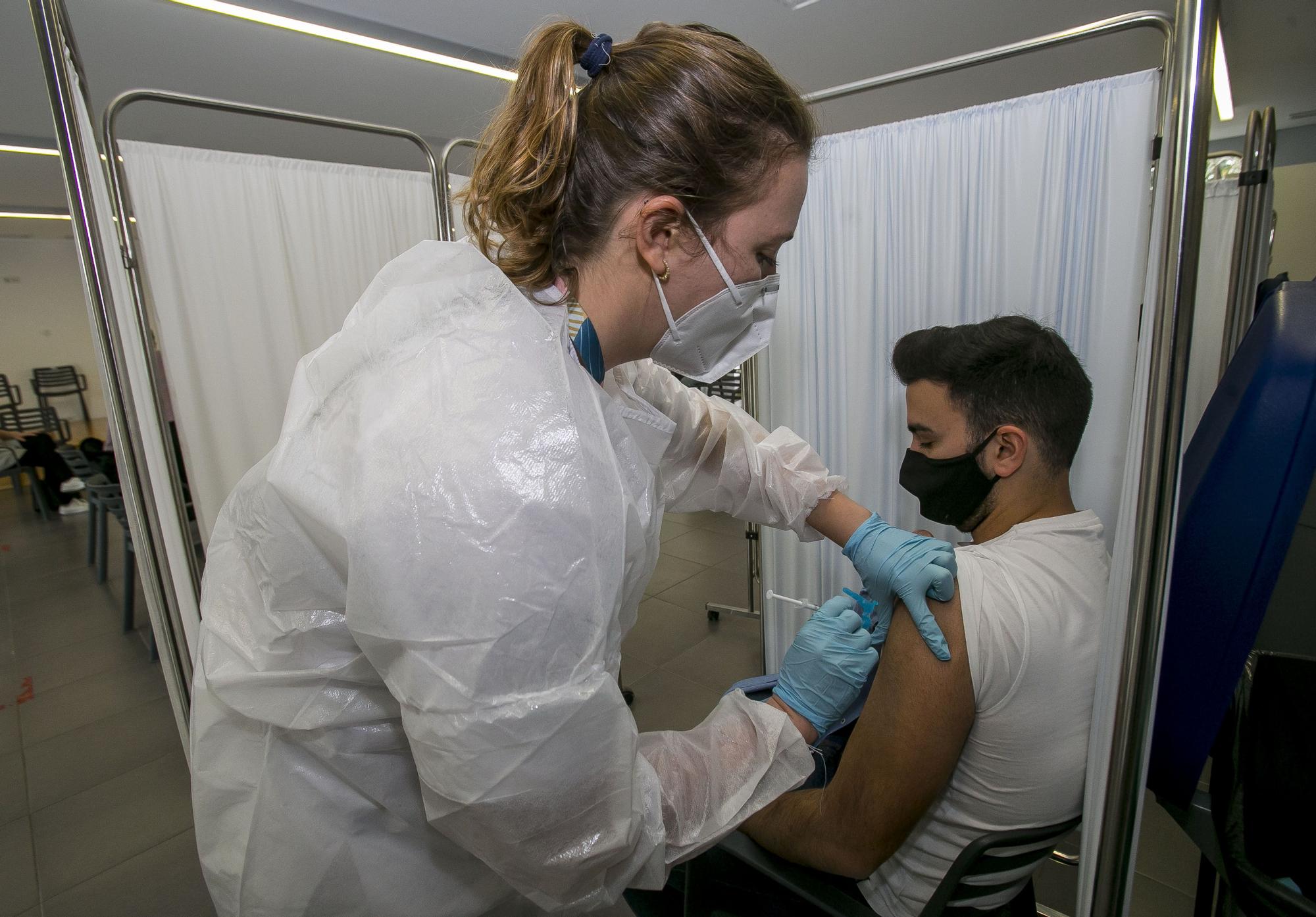 Vacunacion de docentes en Sant Joan y en el hospital de campaña de Alicante