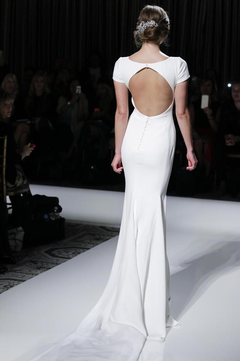 Pronovias New York Bridal Fashion Week 2015 vestido con escote en espalda