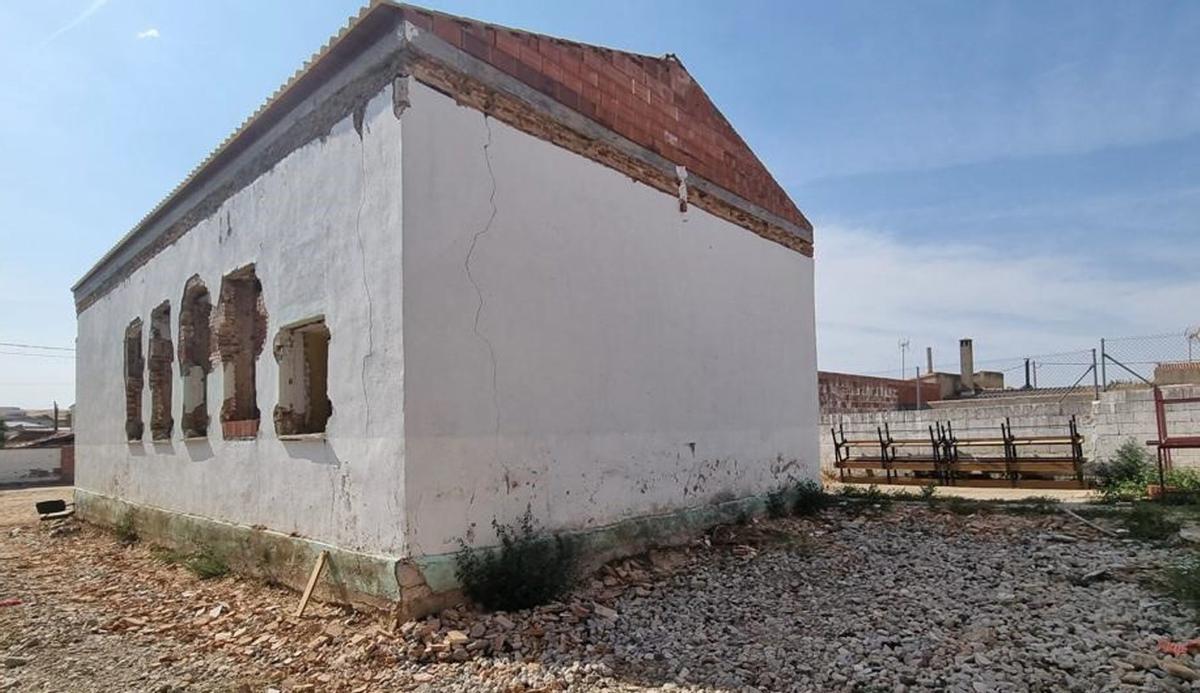 Estado actual del edificio de la antigua guardería, que se pretende reconvertir en biblioteca y sala multiusos. | CEDIDA