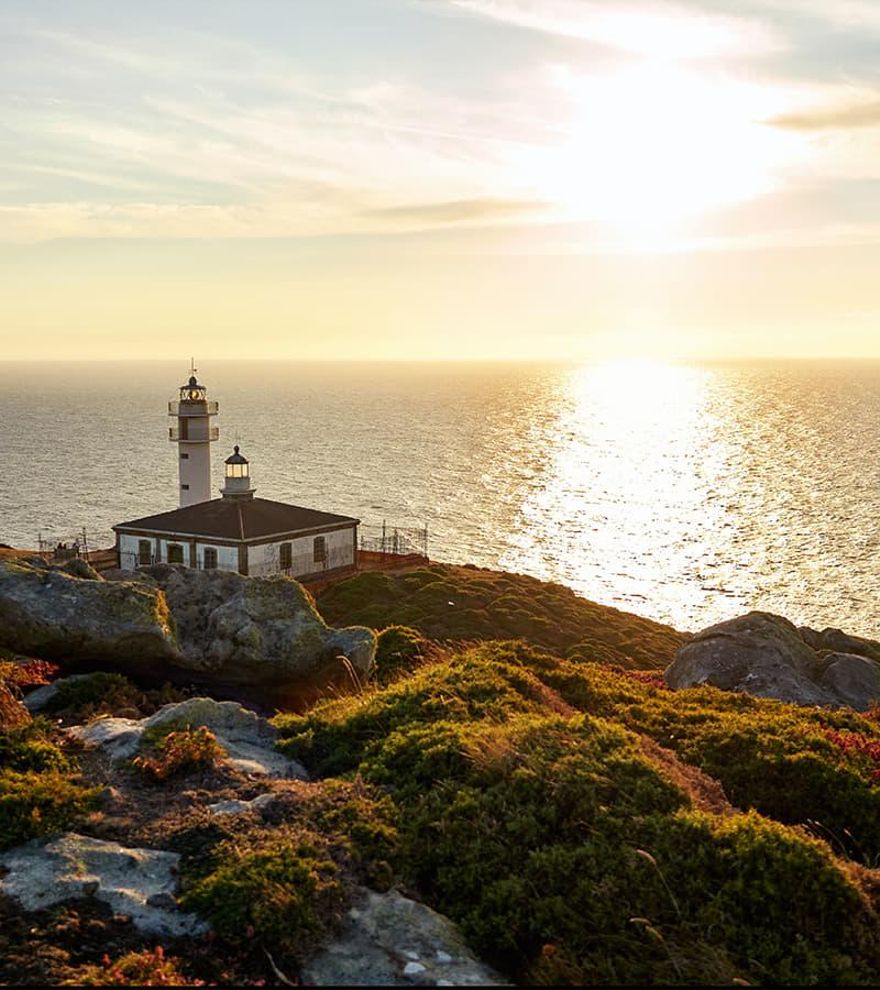 Los centinelas del mar: 4 rutas por faros legendarios