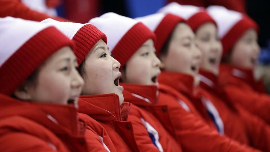 Hinchas japonesas presencian un partido de hockey sobre hielo de su selección.