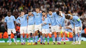 Los jugadores del Manchester City, durante la tanda de penaltis frente al Real Madrid