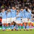 Los jugadores del Manchester City, durante la tanda de penaltis frente al Real Madrid