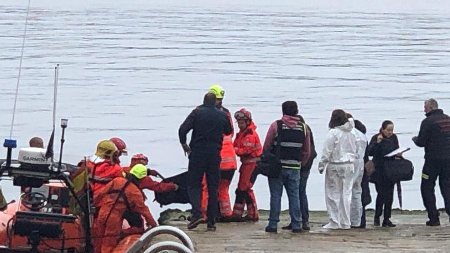 Encuentran de madrugada el cadáver de una persona en el puerto de Ribeira
