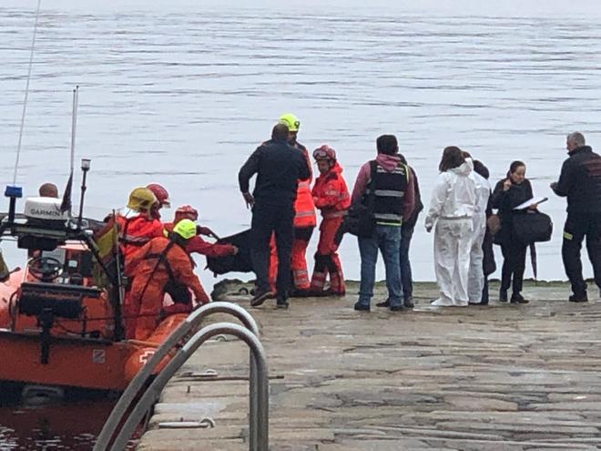 Encuentran de madrugada el cadáver de una persona en el puerto de Ribeira.