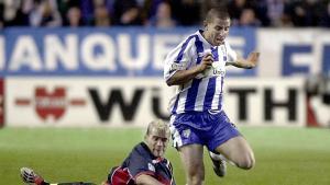 El jugador del Málaga C.F. Sergio Contreras Pardo Koke (d), y Juan Francísco García Juanfran (en el suelo), del Real Club Celta de en partido del año 2003 en una foto de archivo.