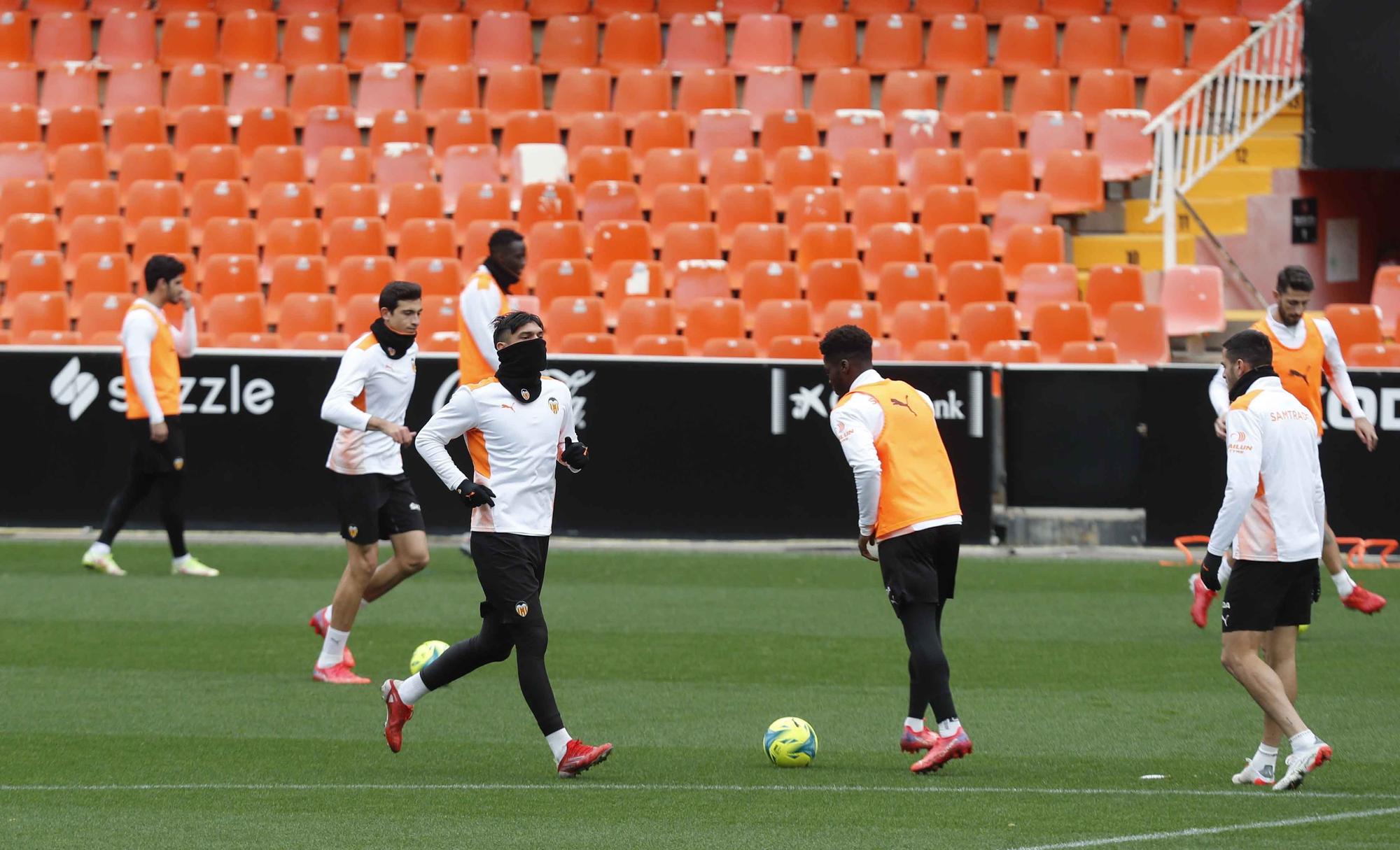 El Valencia se entrena por última vez antes del partido frente al Elche