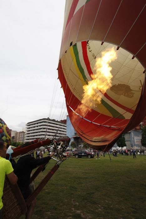 Salida de la regata de globos aerostáticos desde el "solarón", en Gijón.