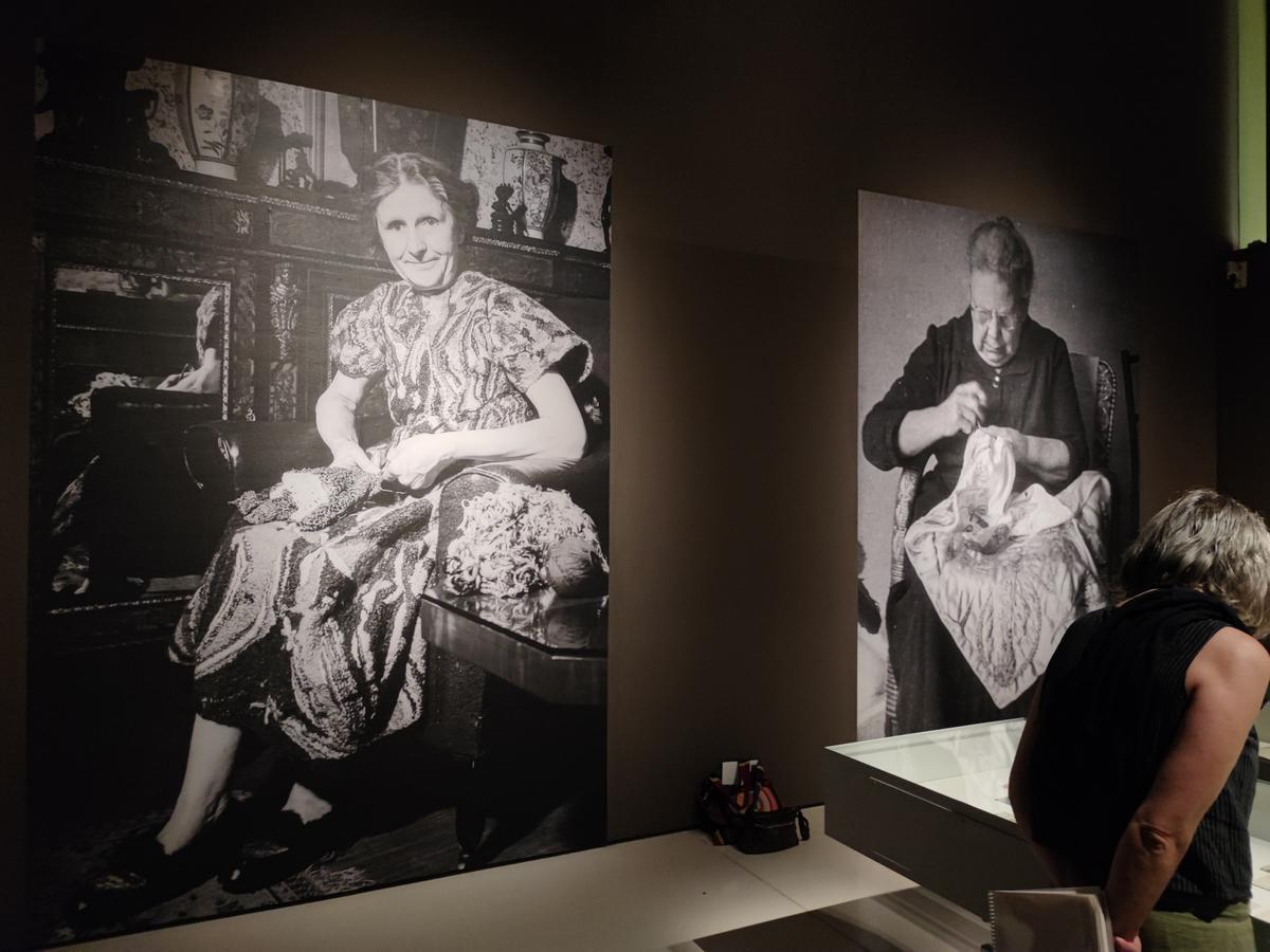 Madge Gill (a l'esquerre) i Josefa Tolrà, en dues fotografies de gran format de l'exposició
