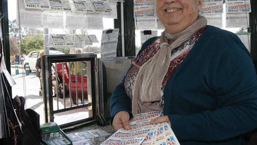 Ana Díaz Escribano, en su puesto de venta de cupones junto al Hospital Clínico de Málaga.
