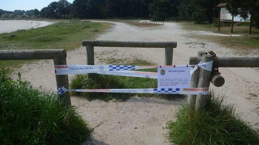 El parque de Carreirón está precintado para evitar el acceso. // Noé Parga