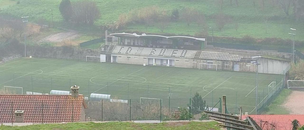Imagen del campo de fútbol de A Graña, en Bueu. |   // SANTOS ÁLVAREZ