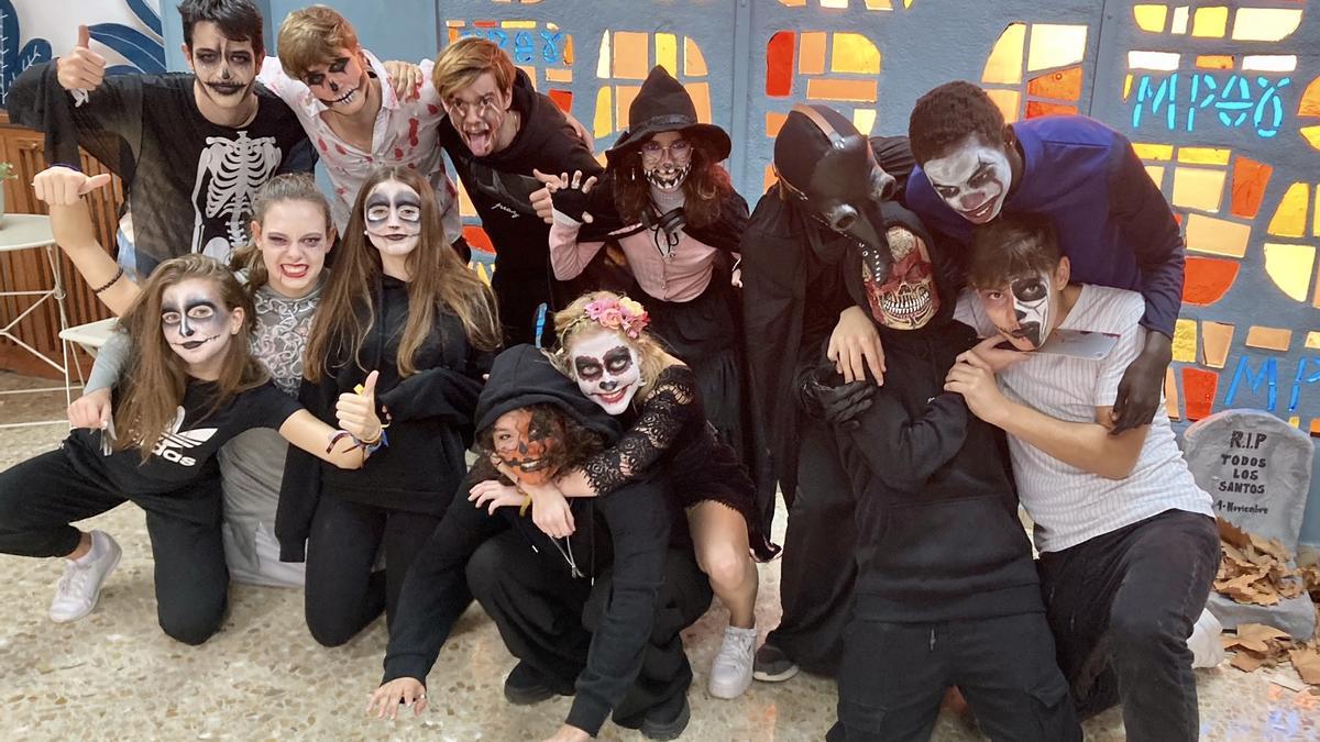 Los alumnos de ESO con su maquillaje y disfraces para celebrar la fiesta de Halloween.