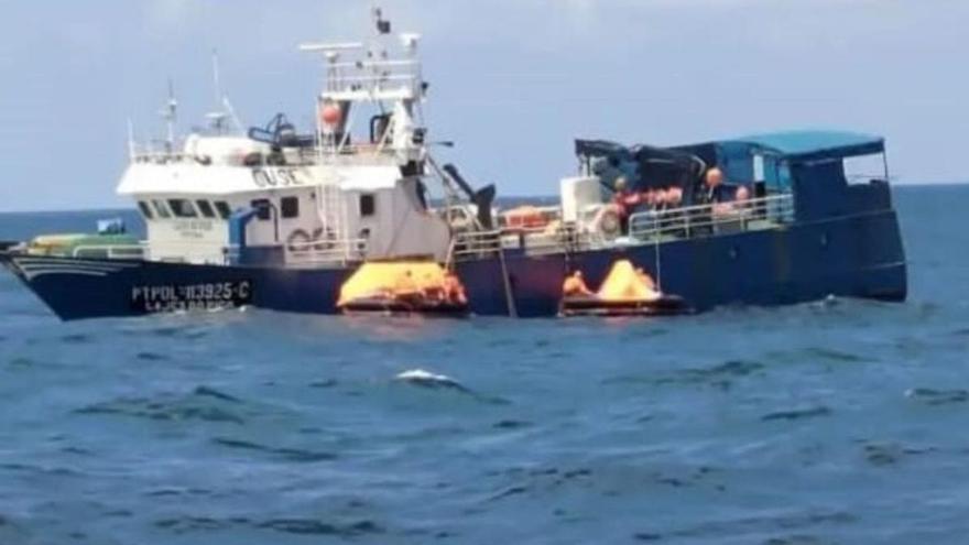 Rescatan a los doce marineros del pesquero ribeirense ‘Lajes do Pico’,  que se hundió al noroeste de Azores