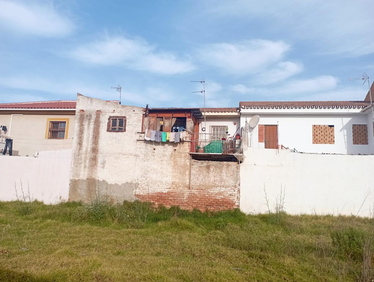 Detalle de unas casas junto a la parcela.