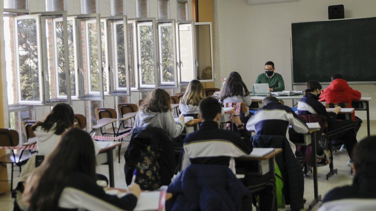 Profesor y alumnos, durante una clase.