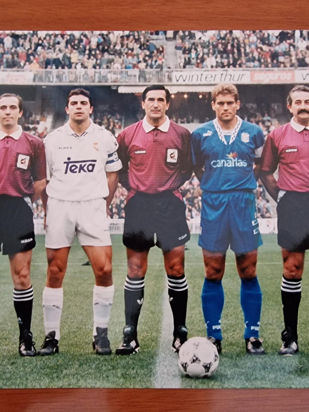 La tripleta arbitral formada Galiano, Santamaría i Sanz, amb Sanchis i Julio Llorente abans d'un Madrid-Tenerife del 1994