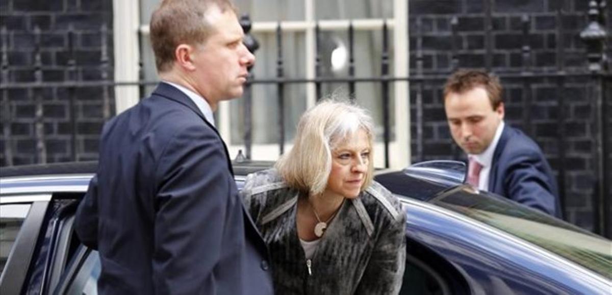 La ministra de l’Interior, Theresa May, a l’arribar a Downing Street per a la reunió d’emergència, aquest dijous a Londres.