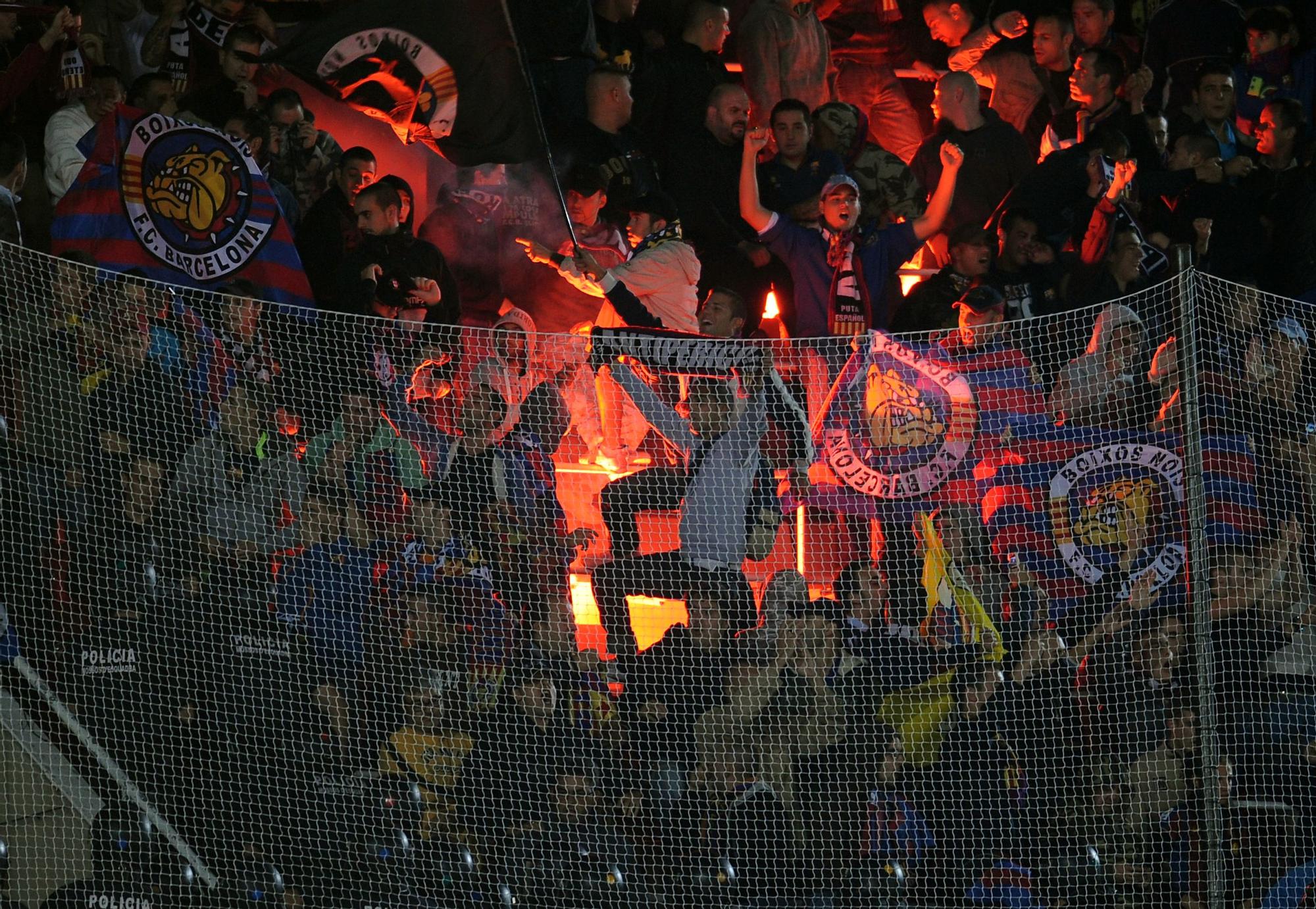 Los Boixos Nois, en el Camp Nou durante un partido celebrado en 2008.