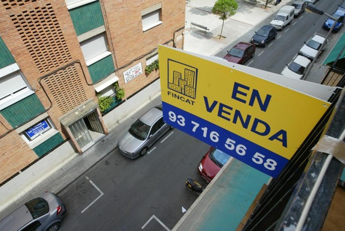 Cartell de venda de pisos al barri de Can Puiggener, a Sabadell.