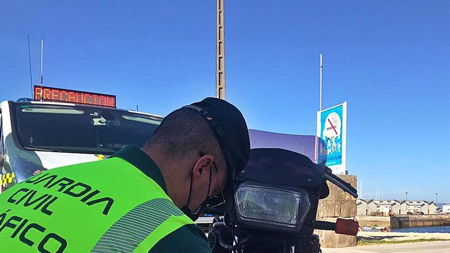 Un agente durante el control a una motocicleta.   | // G. C.