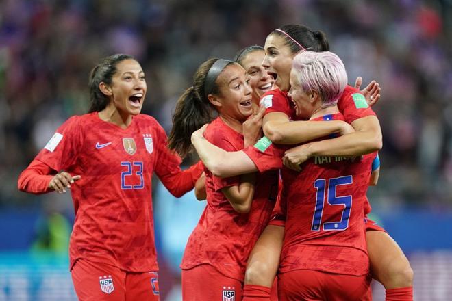Las jugadoras de Estados Unidos celebran un gol durante el partido del Mundial de Fútbol Femenino que enfrentó  a Estados Unidos contra Tailandia en el Auguste-Delaune Stadium en Reims.