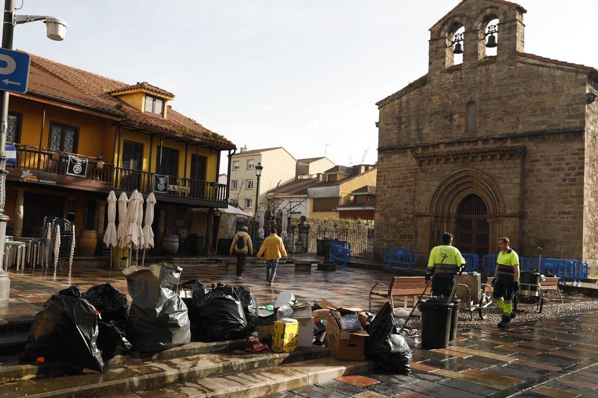 Últimas labores de limpieza en la plaza del Carbayo, esta mañana.