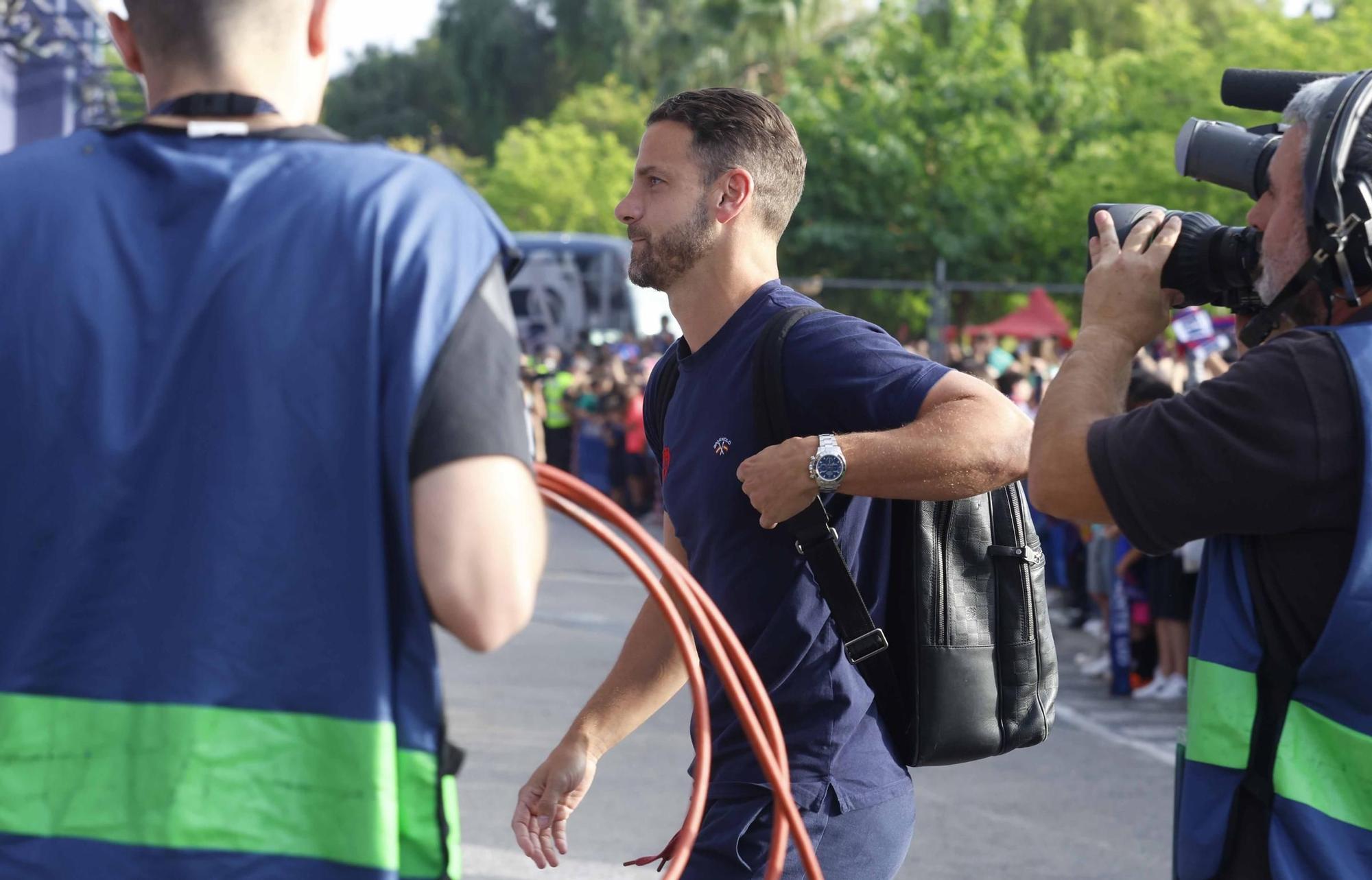 Recibimiento de la afición levantinista al equipo