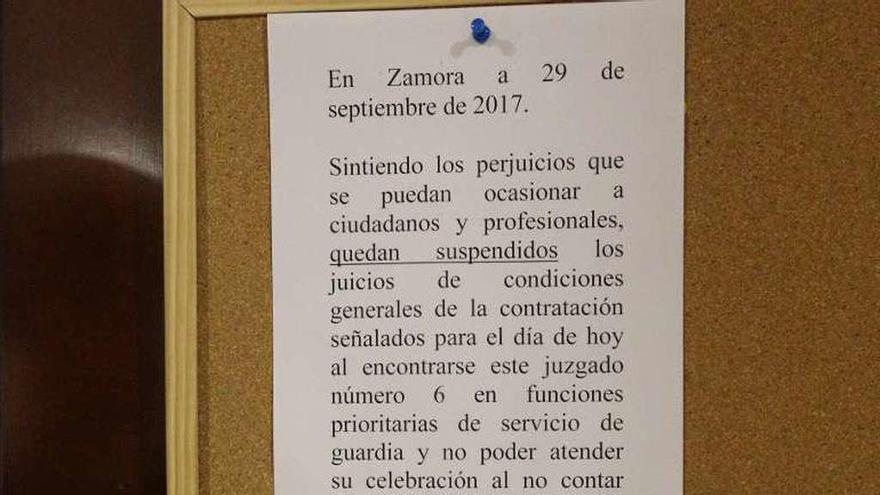 Nota de la juez que anuncia la suspensión de juicios.