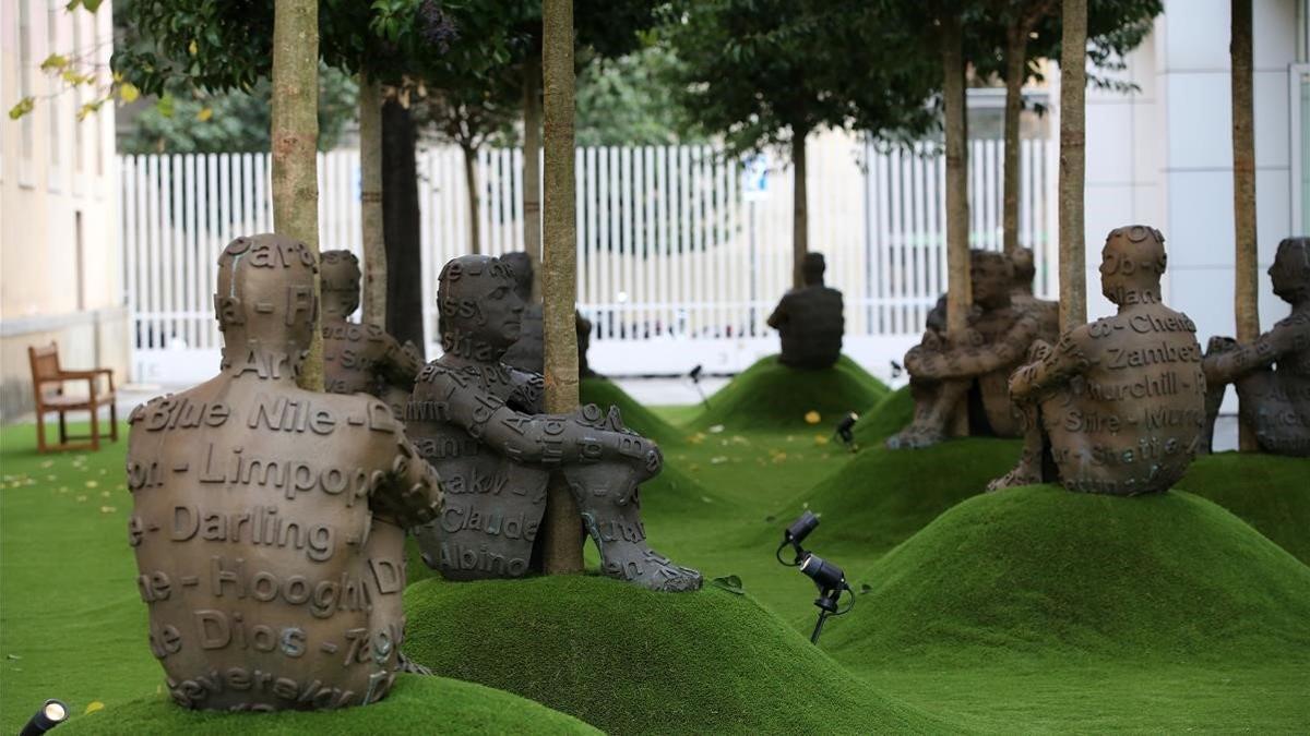 La exposición de Plensa en el Macba se extiende a una zona al aire libre compartida con el CCCB con autorretratos en bronce del artista abrazado a los árboles.