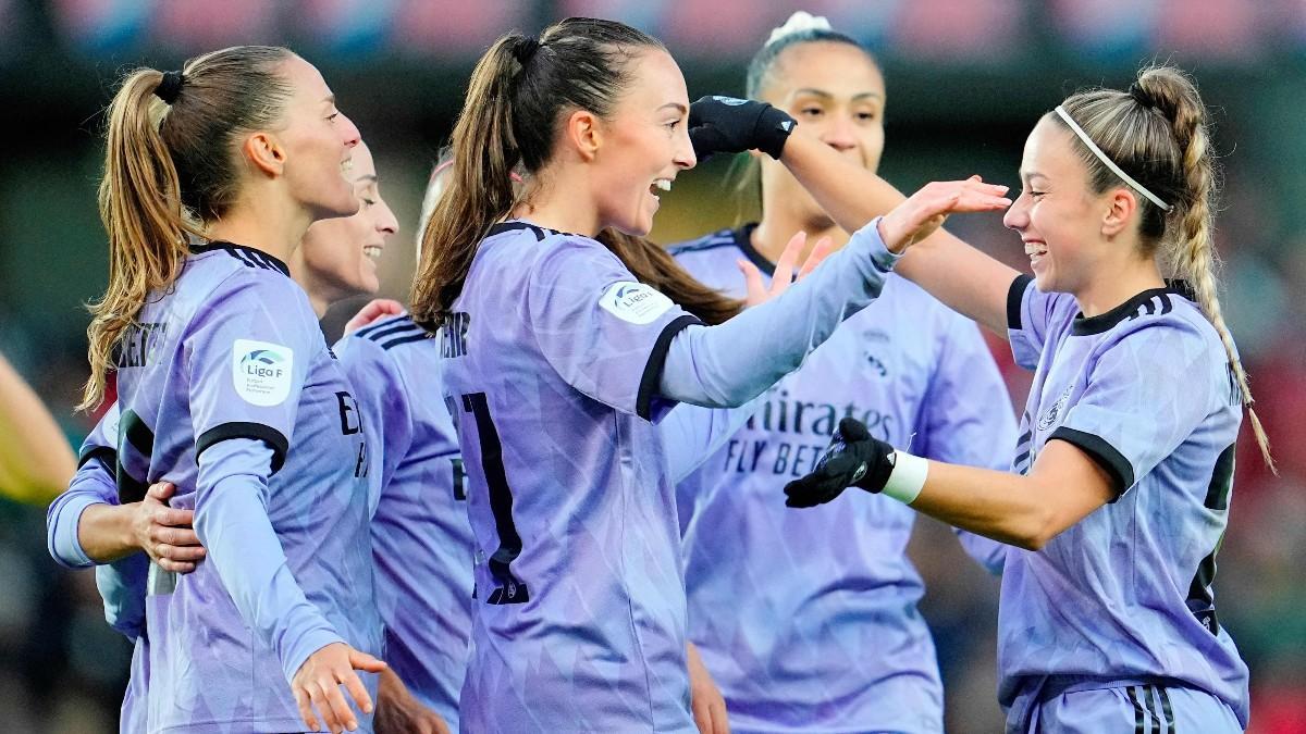 El Real Madrid femenino firmando autógrafos