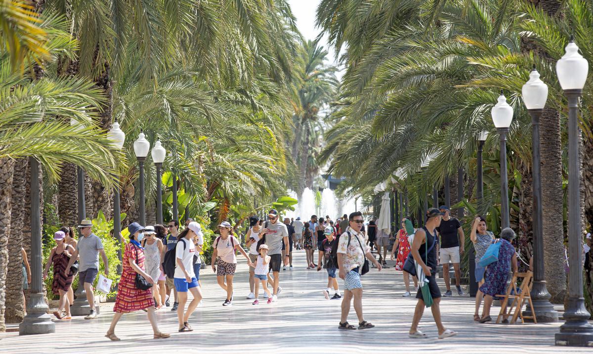 Turistas paseando por la Explanada de Alicante el verano pasado.