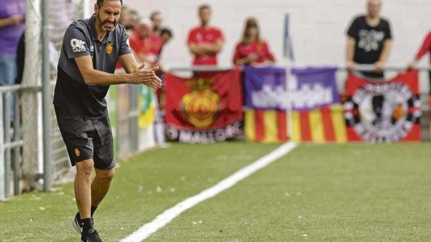 Vicente Moreno aplaude una acción de sus jugadores durante el partido de ayer ante el Ebro en Zaragoza.