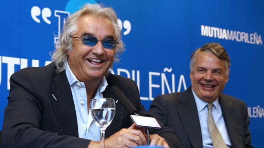 El italiano Flavio Briatore (i), jefe del equipo Renault de Fórmula Uno, junto al presidente de la Mutua Madrileña, Ignacio Garralda, durante la rueda de prensa que ofreció hoy en Madrid.