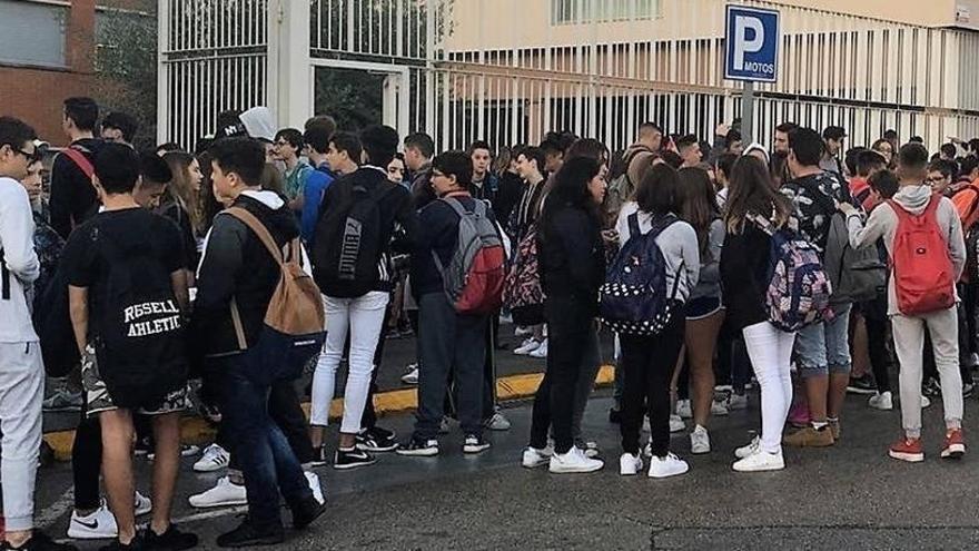 Alumnos ante un instituto de Sant Andreu de la Barca.