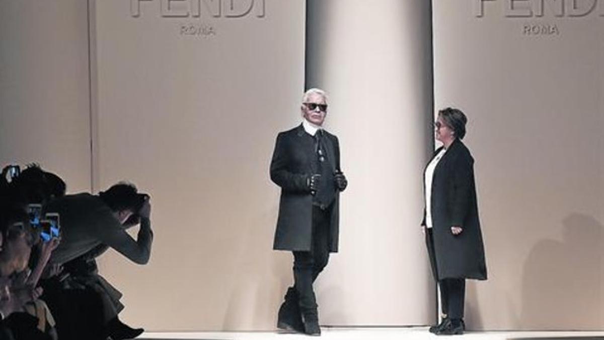 Lagerfeld y Silvia Venturini, diseñadora de Fendi, en la pasarela de Milán al terminar el desfile de la firma italiana, el pasado 26 de febrero.