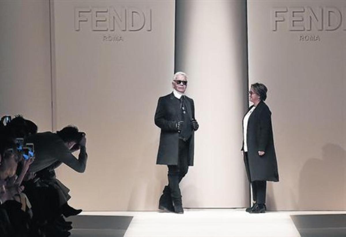 Lagerfeld i Silvia Venturini, dissenyadora de Fendi, a la passarel·la de Milà a l’acabar la desfilada de la firma italiana, el 26 de febrer.