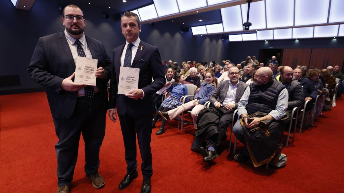 De izquierda a derecha, Juan José Escudero y Manuel Ruiz de Bucesta, ayer, en el Club LA NUEVA ESPAÑA.