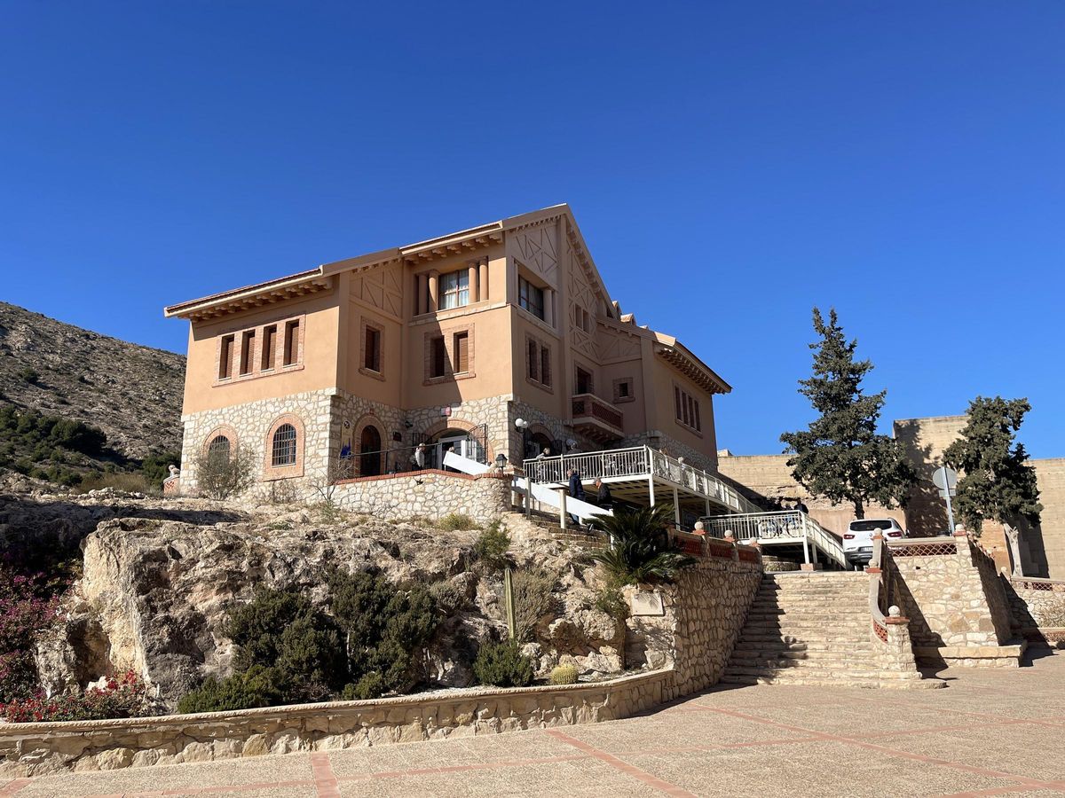 El Ecoalbergue y Restaurante La Mola dispone de 46 plazas de alojamiento, servicio de restauración, sala de conferencias y salón para eventos privados.