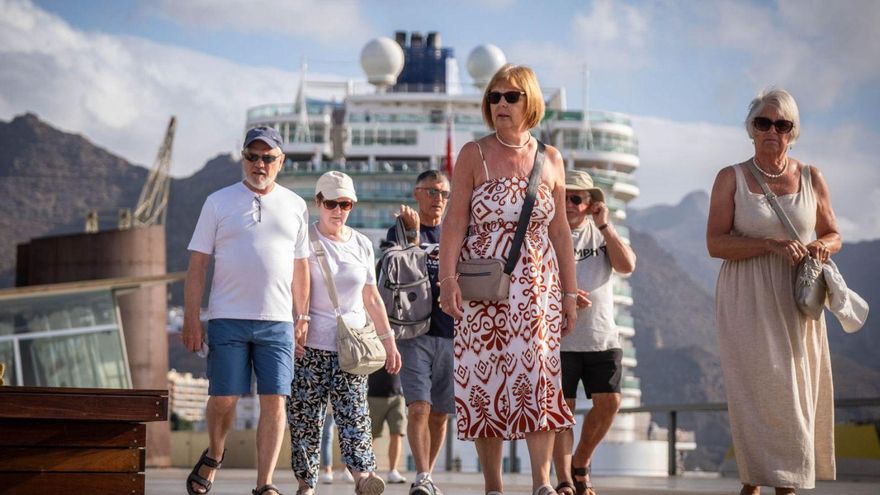 Un grupo de turistas, de paseo tras desembarcar de un crucero.